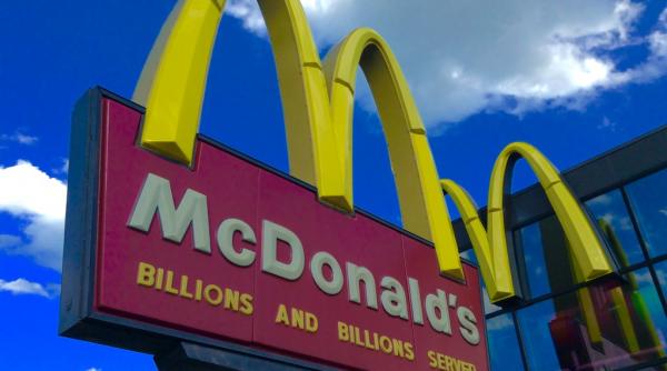 o femeie a fost salvata de angajati mcdonald s dupa ce a mimat din buze ajutor