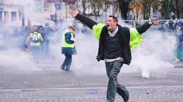 ciocniri la paris in cursul unei demonstratii a vestelor galbene impotriva reformei sistemului de pensii