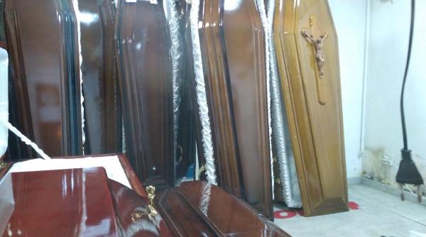 firmele de pompe funebre din alexandria nu mai au voie sa expuna in strada coroane sicrie si cruci