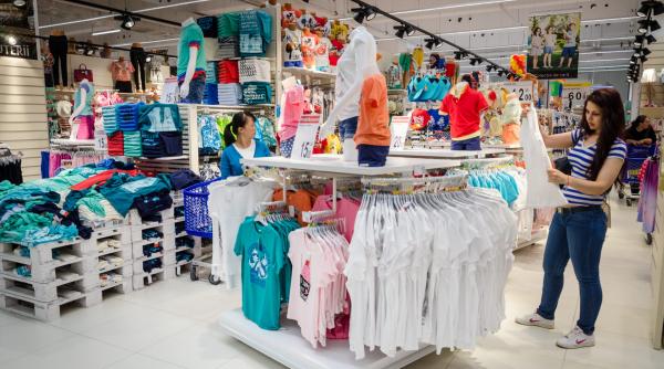 avertisment pentru cumparatori anpc recomanda atentie la preturi in perioada reducerilor de iarna