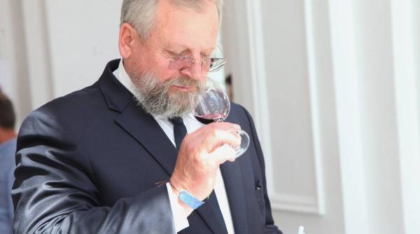 un expert in vin initiaza cursantii in degustarea de apa