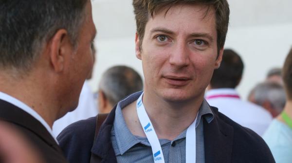 andrei caramitru vrea ca toti pensionarii cu venituri peste 1200 de lei sa fie obligati sa plateasca asigurari de sanatate