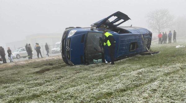 accident grav in constanta un microbuz plin cu calatori s a rasturnat 11 persoane au fost ranite doua dintre victime sunt prinse sub mijlocul de transport