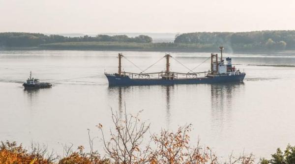navigatia pe dunare a fost oprita din cauza unei scurgeri de petrol