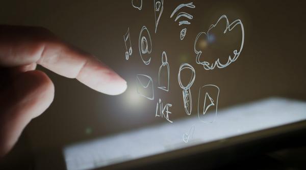 romanii comunica prin messenger la foc automat