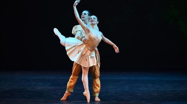 explozie de tehnica eleganta si emotie la gala de balet carmen sylva publicul a aplaudat in picioare minute in sir la finalul reprezentatiei