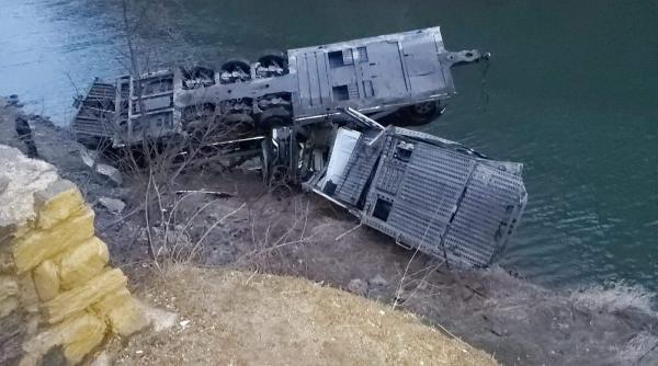 accident grav pe valea oltului un tir a cazut in raul olt