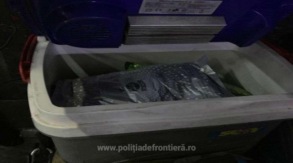sute de pachete cu tutun pentru narghilea ascuns intr un autoturism condus de un moldovean