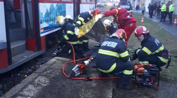 tragedie in arad o persoana a murit prinsa sub un tramvai