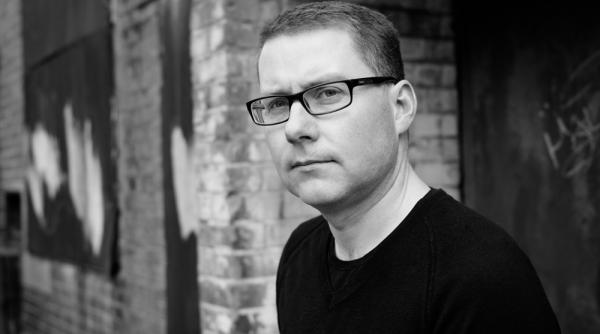 scriitorul britanic m j arlidge vine pentru prima data in romania pentru lansarea romanului de a v ati ascunselea la editura trei