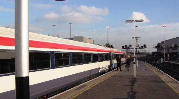 mai multi romani care falsificau bilete de tren in londra condamnati la 24 de ani de inchisoare