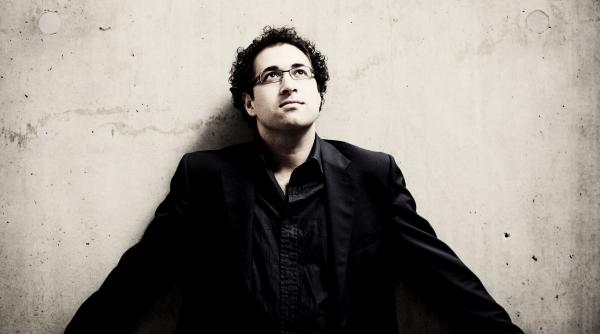 dirijorul britanic leo hussain revine la sala radio cu un program elgar sibelius