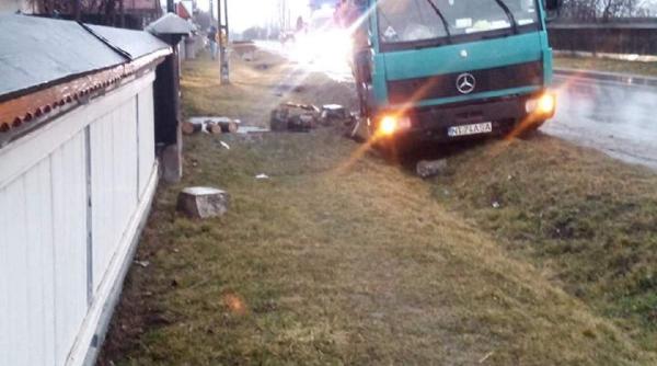 tragedie in neamt un camion cu lemne a spulberat trei elevi unul a murit pe loc ceilalti doi au ajuns la spital