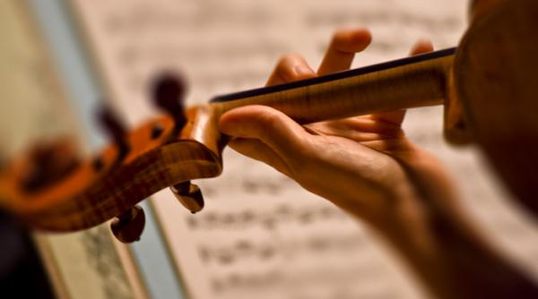 seara de serenade la sala radio