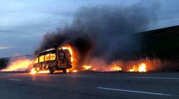un microbuz de calatori a ars complet la iasi zece persoane se aflau in el