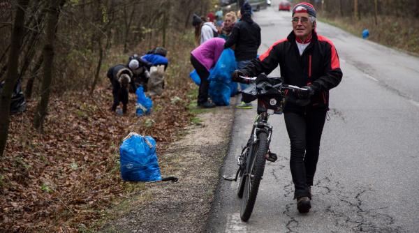 plogging pentru romania la cules de gunoaie in pas alergator