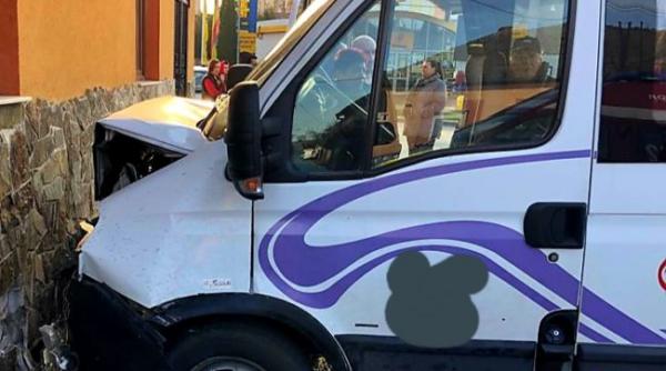 accident grav in arad un microbuz plin cu pasageri s a izbit de o casa cinci persoane au fost ranite