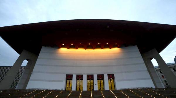 cine are nevoie de teatru