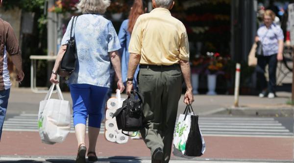 numarul pensionarilor scade iar pensia medie creste usor