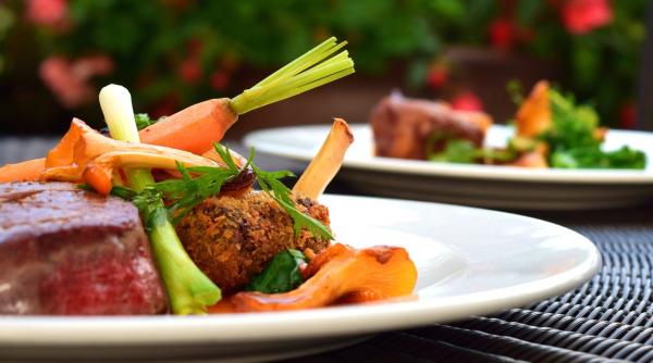 patronii de restaurante le cer clientilor sa comande online pentru a i ajuta in contextul pandemiei