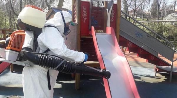 strazile din centrul capitalei dar si locurile de joaca spalate zilnic cu substante dezinfectante