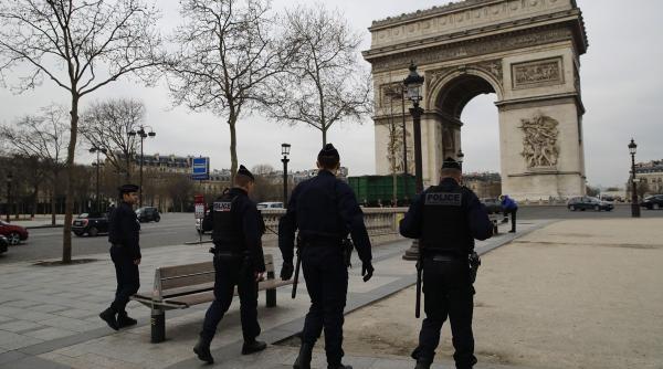 consemn de izolare in franta se iese din casa doar cu permis