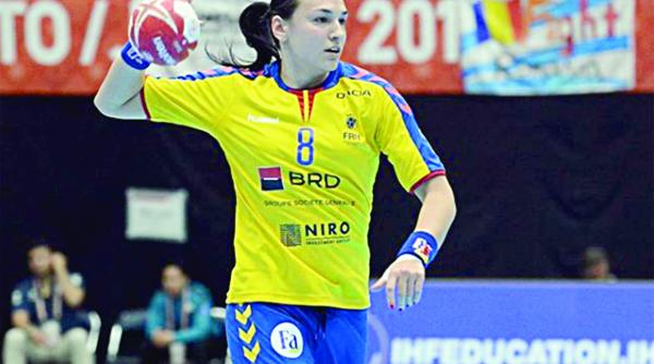 cristina neagu a tinut duble cu hartia igienica