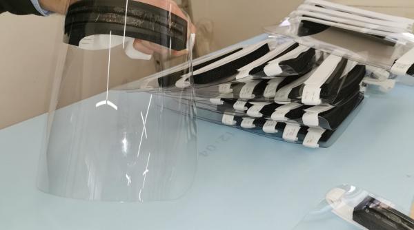 studentii de la medicina fac viziere din pet uri si ochelari de protectie printati 3d pentru protectia medicilor covid 19