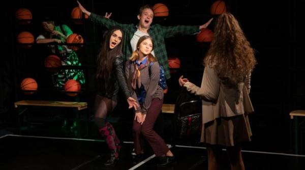 nu va spalati pe maini de teatru