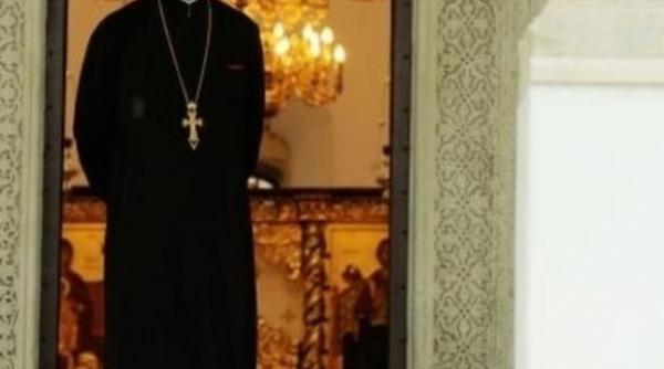 un preot din grecia arestat pentru ca a oficiat o slujba in biserica in ciuda interdictiilor date in contextul pandemiei de coronavirus