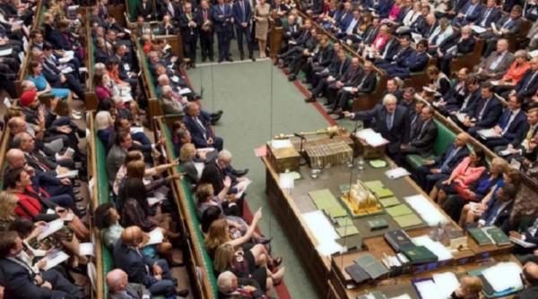 parlamentul britanic isi suspenda activitatea timp de o luna