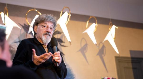 ion caramitru de ziua mondiala a teatrului as aduce in scena doua personaje pe socrate care sa ne spuna ca stie ca nu stie nimic si pe shakespeare sa ne aduca aminte ca teatrul este oglinda lumii