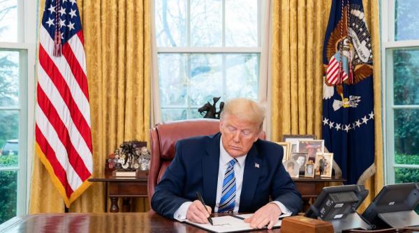 trump activeaza legea pentru productia de razboi pentru contracte federale de echipamente medicale