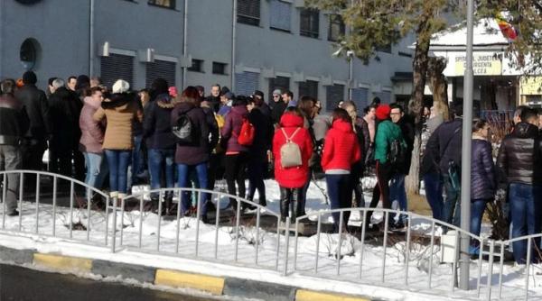 protest al angajatilor spitalului din dorohoi fata de transformarea unitatii in spital suport