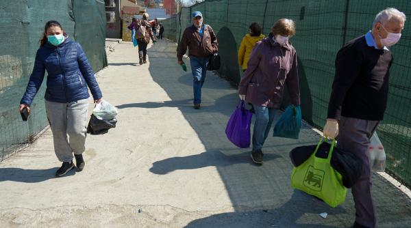 mastile devin obligatorii la galati oamenii pot iesi din casa doar daca au nasul si gura acoperite