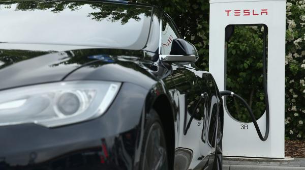coronavirus tesla reduce salariile si trimite angajati in concediu