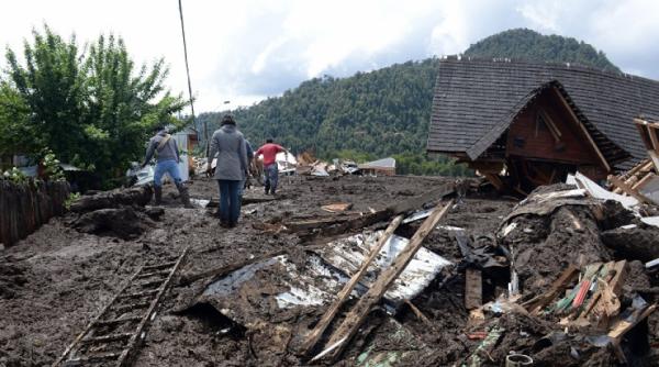 un versant cu tot cu padure s a prabusit in paraul azuga un cartier risca sa fie inghitit