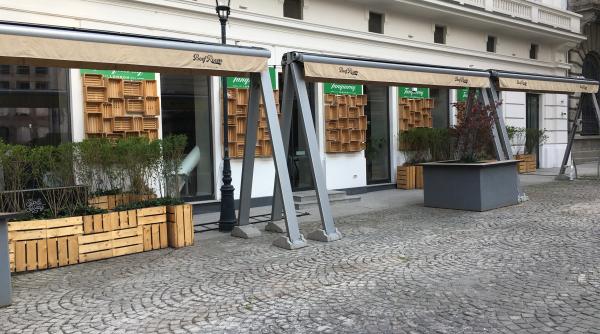 duminica floriilor in centrul istoric oferta de lacate scaune si mese goale