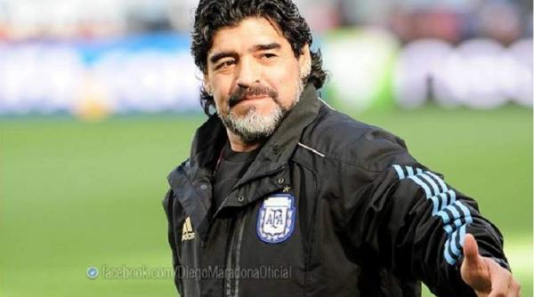 buenos aires statuia lui maradona poarta masca de protectie