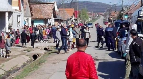 oamenii s au inghesuit la salaj pentru a primi pachete cu alimente in plina pandemie de coronavirus