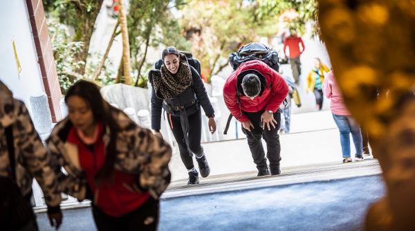 concurentii din asia express nevoiti sa manance stinky tofu mancarea preferata a taiwanezilor asia express a fost lider de audienta