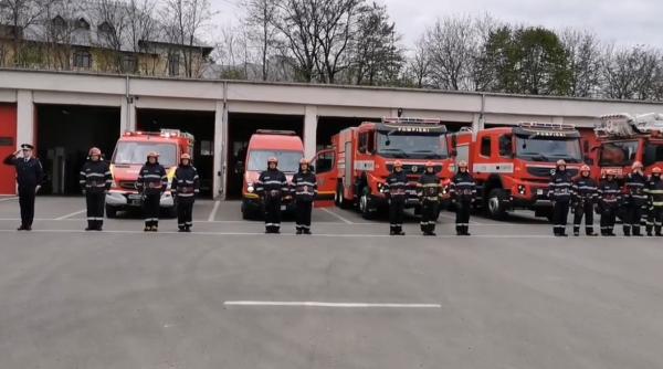 pompierii din botosani moment de reculegere in memoria unui coleg din constanta care a murit din cauza covid 19