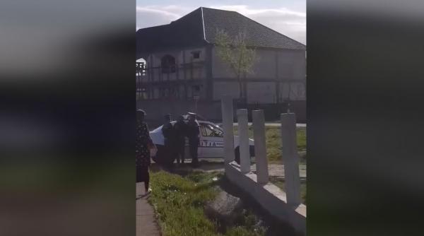 scandal si in ialomita dupa ce un barbat beat care fugea de politisti s a ascuns intr o curte