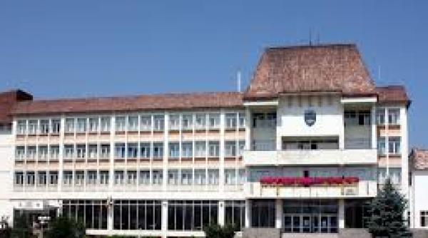 primarul mediasului a decis reducerea cu 10 a salariilor tuturor angajatilor inclusiv al sau banii rezultati vor fi redicrectionati catre spital