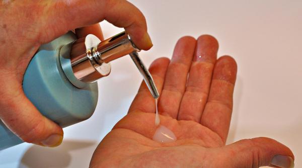 cum iti dezinfectezi mainile fara a ti irita pielea