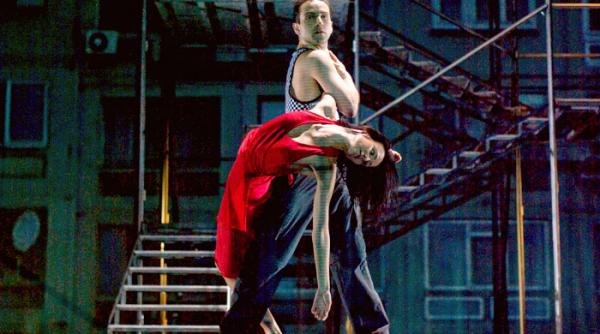 odeon gazduieste o seara extraordinara de dans contemporan mai mult ca niciodata trebuie sa dansam cu un scop pentru a aminti lumii ca umanitatea exista inca