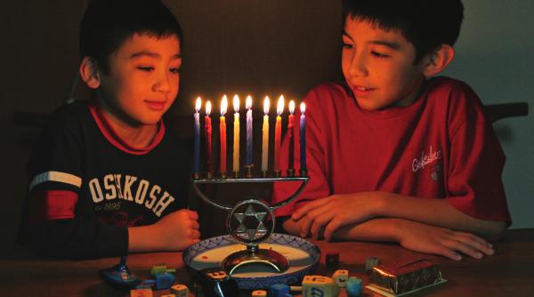 un copil din maramures s a trezit de ziua lui cu politia in fata casei