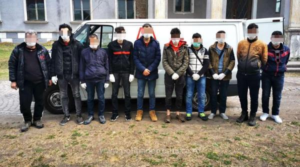 zece migranti din siria descoperiti intr o autoutilitara pe autostrada a1 doi carausi romani au fost retinuti