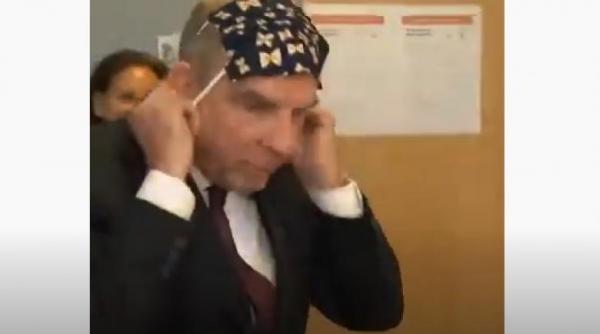 vicepremierul belgiei criticat dupa ce s a chinuit sa si puna masca