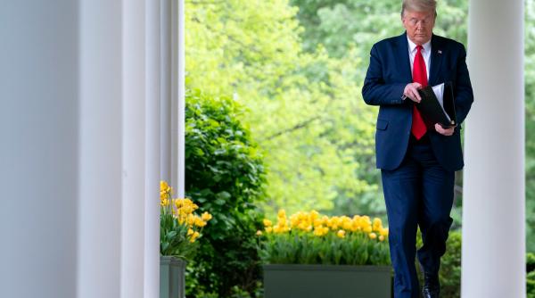 trump cu un picior afara din casa alba